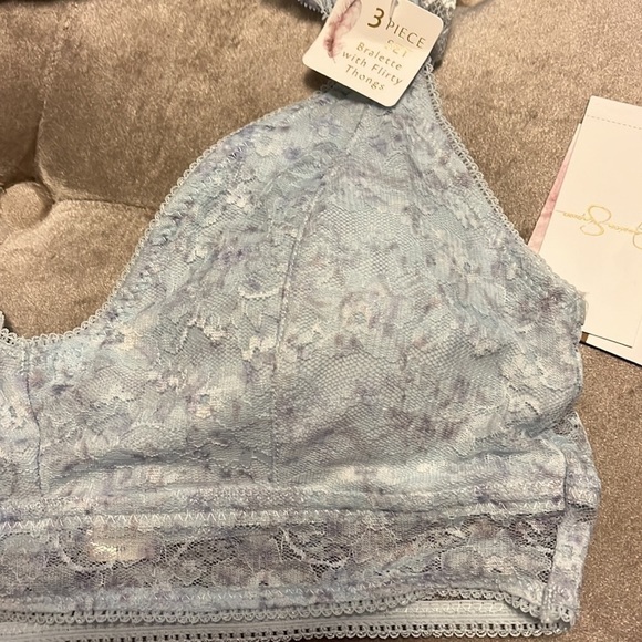 Jessica Simpson brand three-piece set, bralette and two lace thongs - Picture 3 of 11